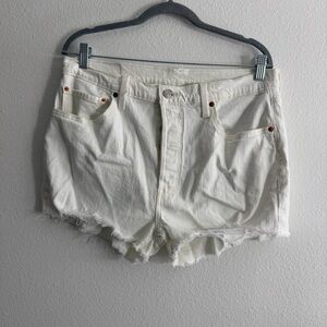 Levi’s Women’s White Buttoned Fly 501 Raw Denim Shorts Size 32